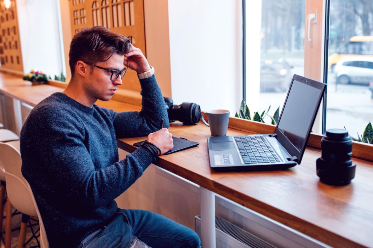 Équipe travaillant sur des stratégies de contenu